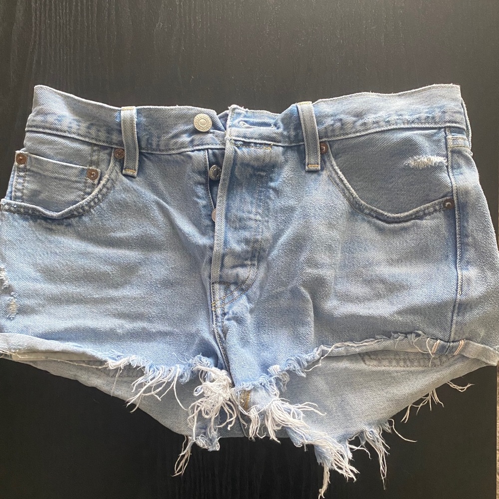 SOLD 💕💕 Levis mid rise shorts